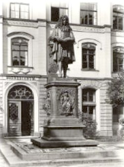 Leiniz-Denkmal